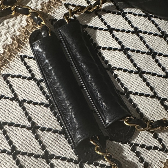 CHANEL Black Quilted Leather Shoulder Bag with Gold Chain - Picture 9 of 17